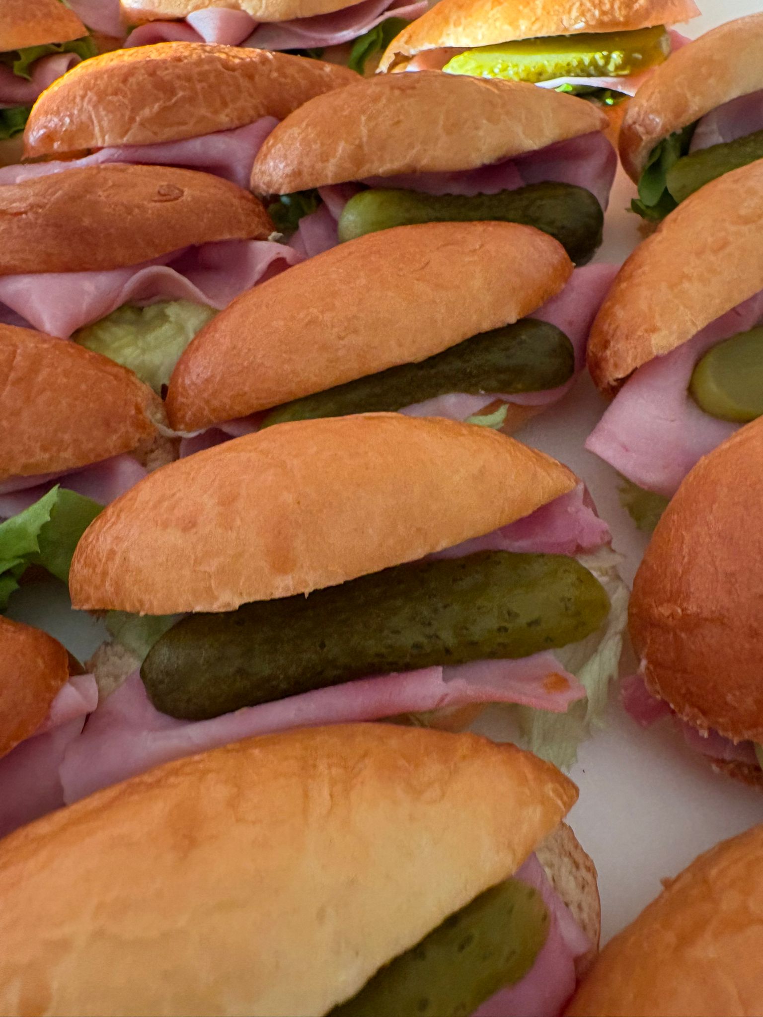 Assortiment de mini-sandwichs garnis