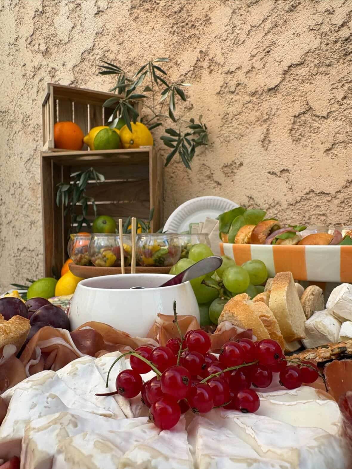 Buffet provençal avec charcuterie et agrumes à Aix-en-Provence