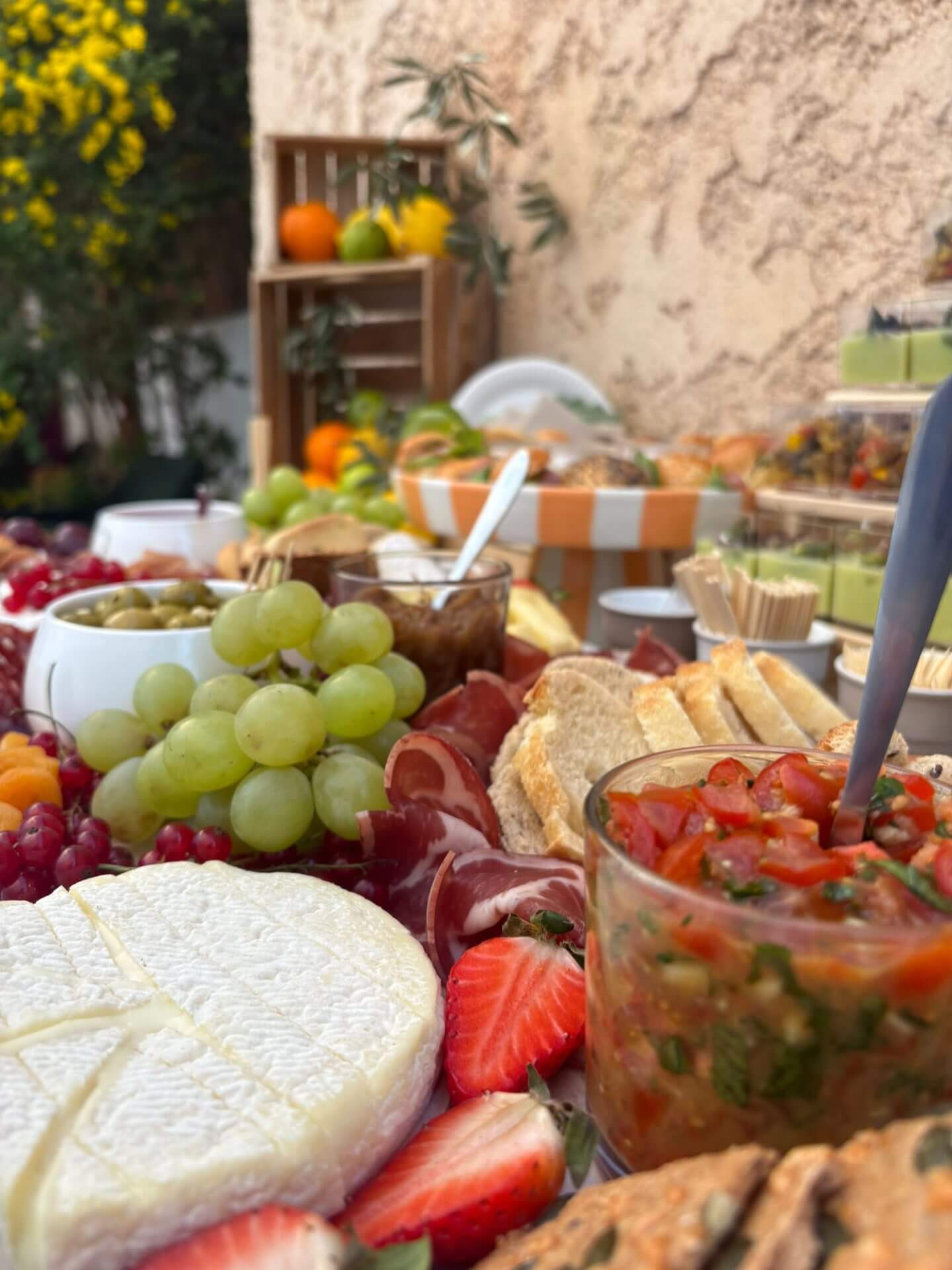 Buffet provençal avec fromages, charcuterie et fraises