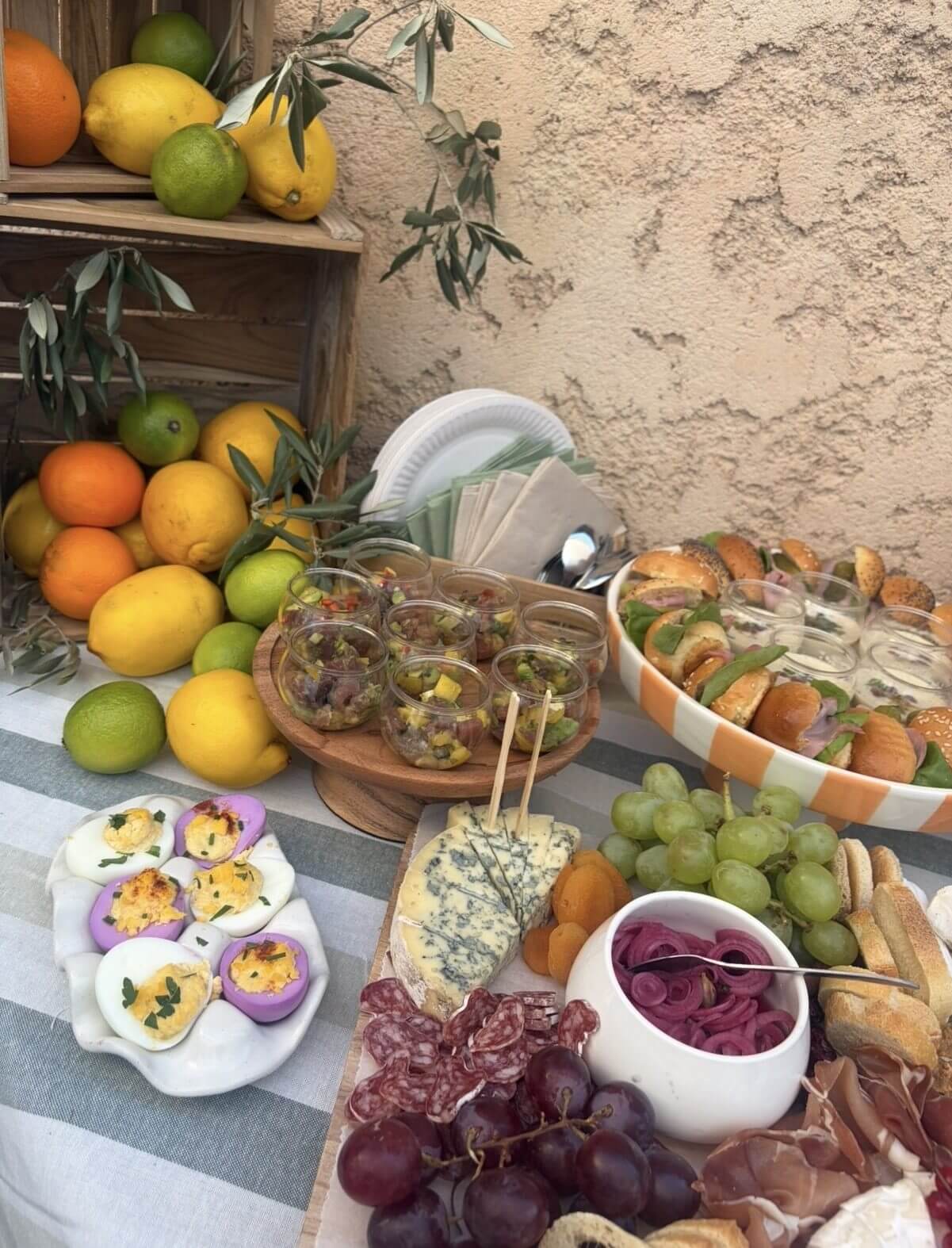 Grand buffet d'un traiteur événementiel en Provence