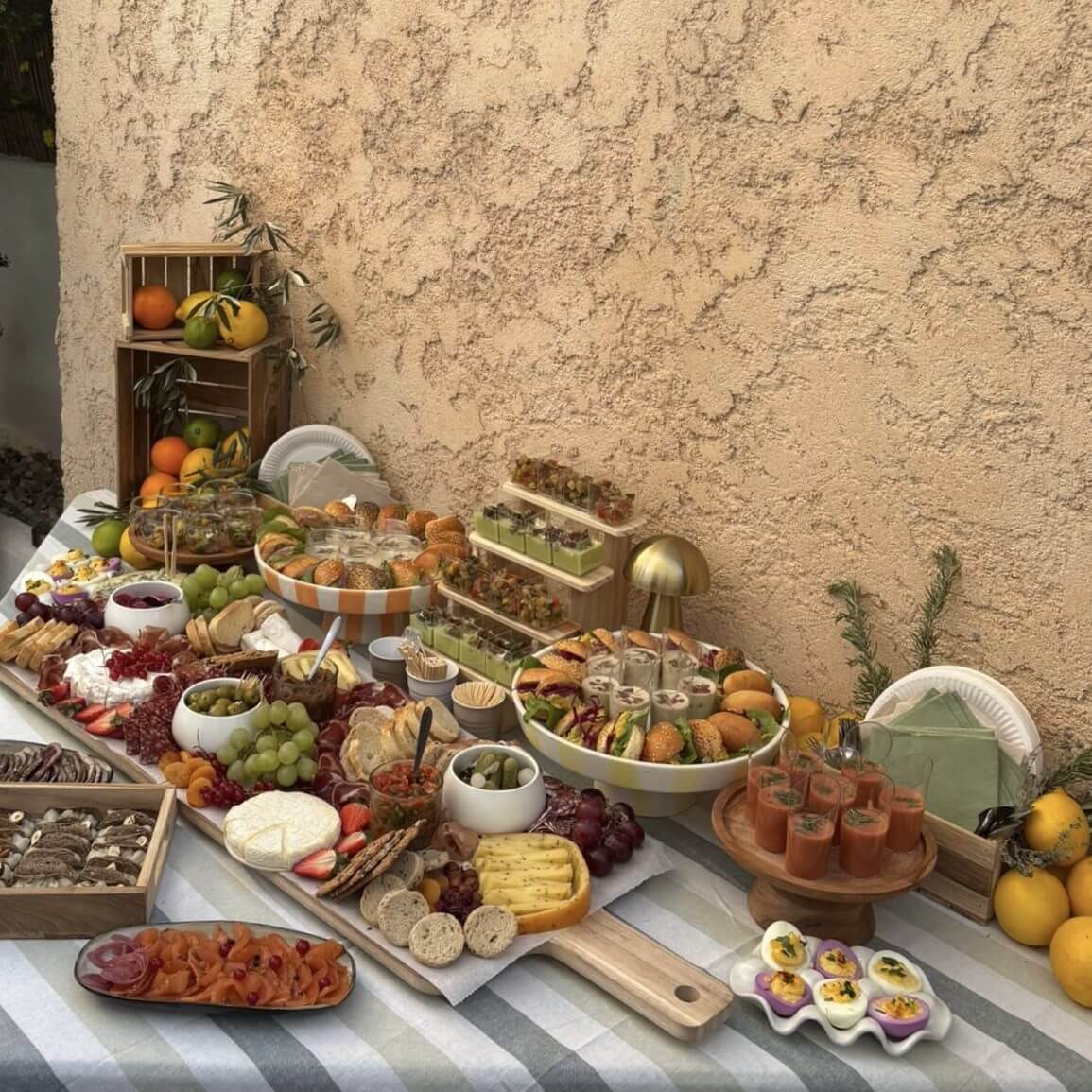 Buffet de cocktail dînatoire avec verrines et fruits dressé par Vasty Traiteur à Aix-en-Provence
