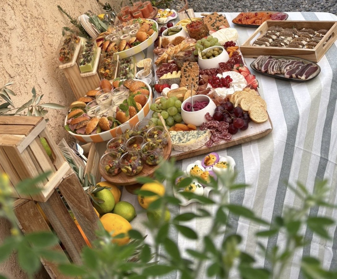 Planches de charcuterie et fromages sur table